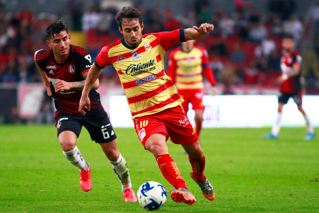 Jorge Valdivia defendiendo a Monarcas en la Liga MX