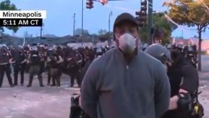 Periodista y equipo fueron arrestados mientras transmitían en vivo sobre protestas en Minneapolis