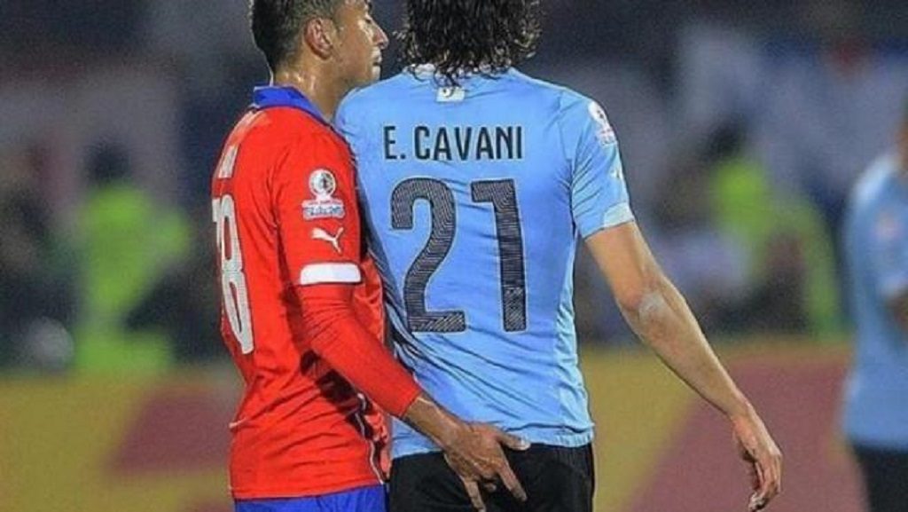 Figura de Uruguay aseguró que Edinson Cavani ya perdonó a Gonzalo Jara por "el episodio del dedo"