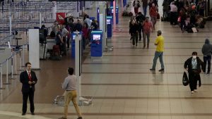 Coronavirus: matrimonio de cubanos lleva 71 días en el aeropuerto de Santiago a la espera de vuelo humanitario