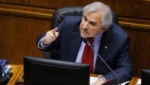 Senador Iván Moreira anunció proyecto para que alcaldes, concejales y cores puedan ser reelegidos