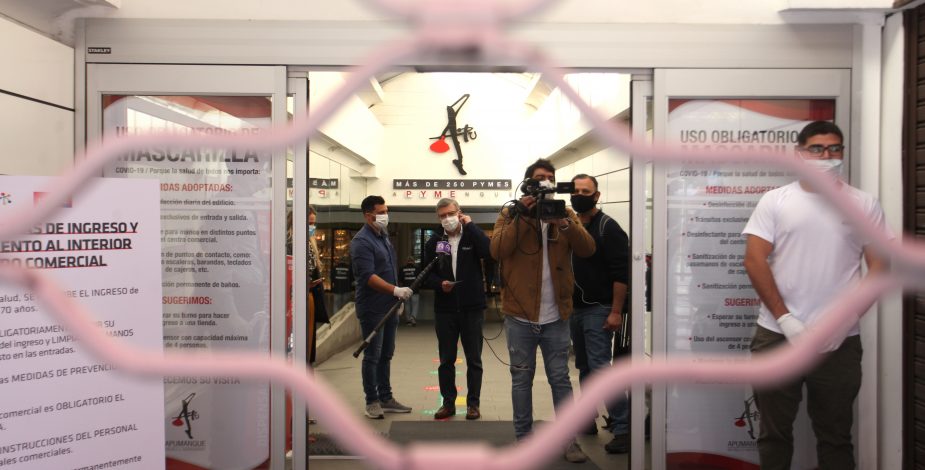 Dictamen de Contraloría estableció que no compete a alcaldes ordernar apertura o cierre de centros comerciales