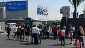 Walmart anunció que reducirá el horario de atención de 34 de sus supermercados en la región Metropolitana