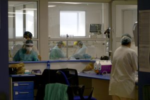 Reportaje: La gran batalla del personal sanitario en la pandemia