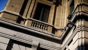 Corte de Apelaciones revocó medidas cautelares y dejó con arresto domiciliario a imputados por fiesta clandestina en Santiago