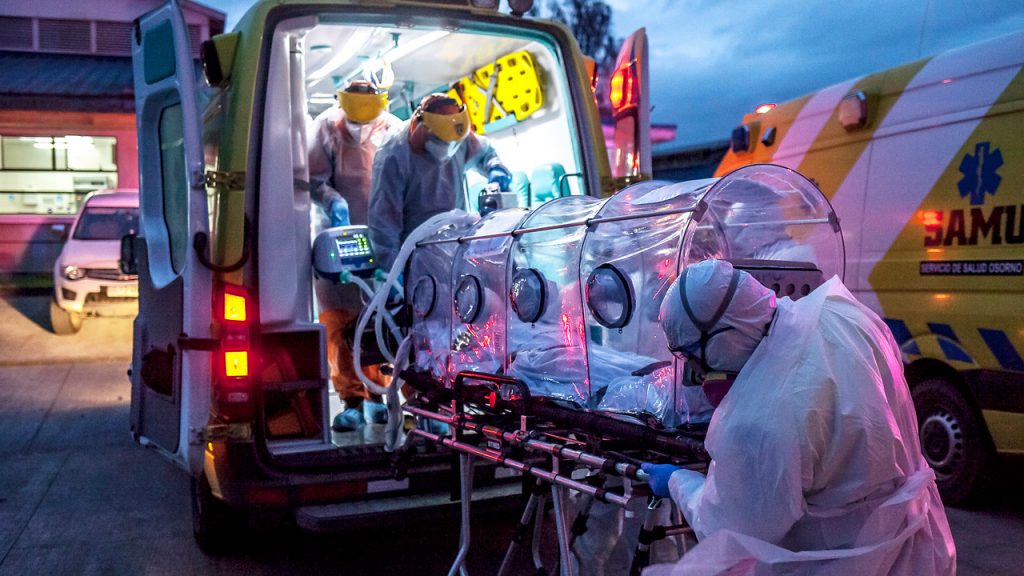 Seis pacientes críticos por Covid-19 fueron trasladados desde la Región Metropolitana al Hospital Base de Osorno
