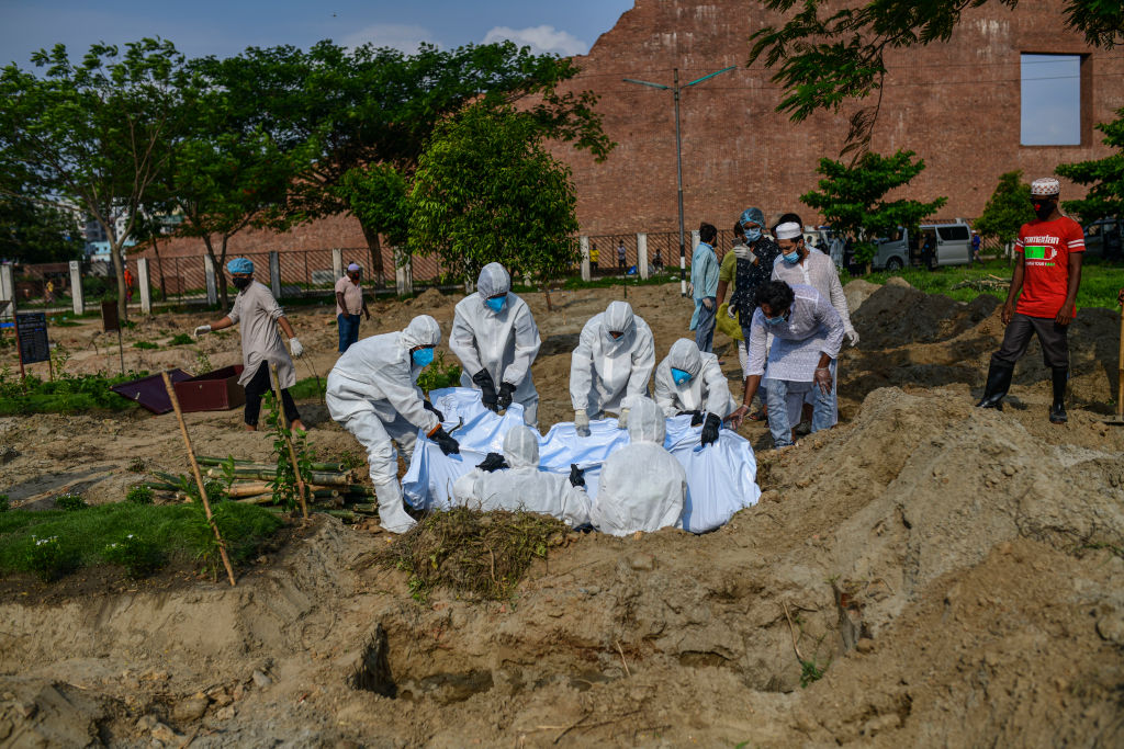 Trabajadores de cementerio entierran a víctima del Covid-19 en Bangladesh