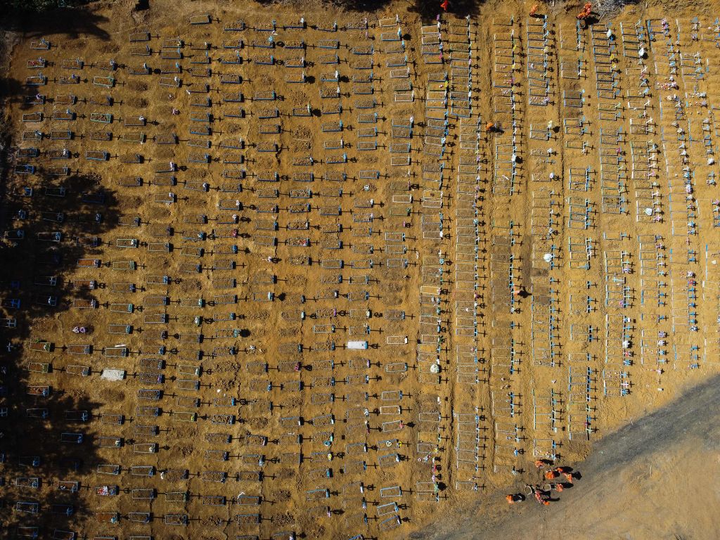 Imagen aérea de víctimas del Covid-19 en el Cementerio Nossa Senhora Aparecida