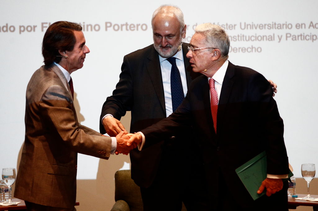 Pedro Aznar recibe a Uribe en España