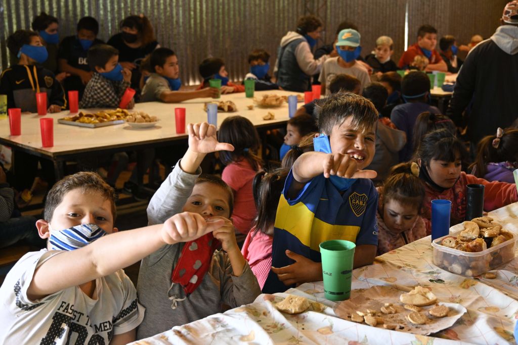 Un club de barrio funciona como comedor popular en Argentina