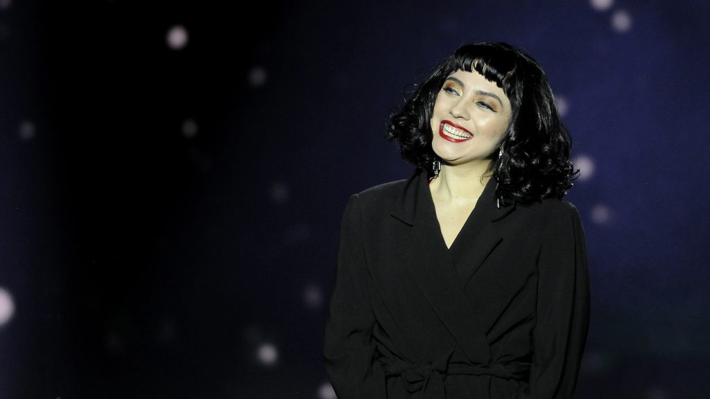 Mon Laferte sacó fuertes aplausos con cover de "Culpable o no" de Luis Miguel