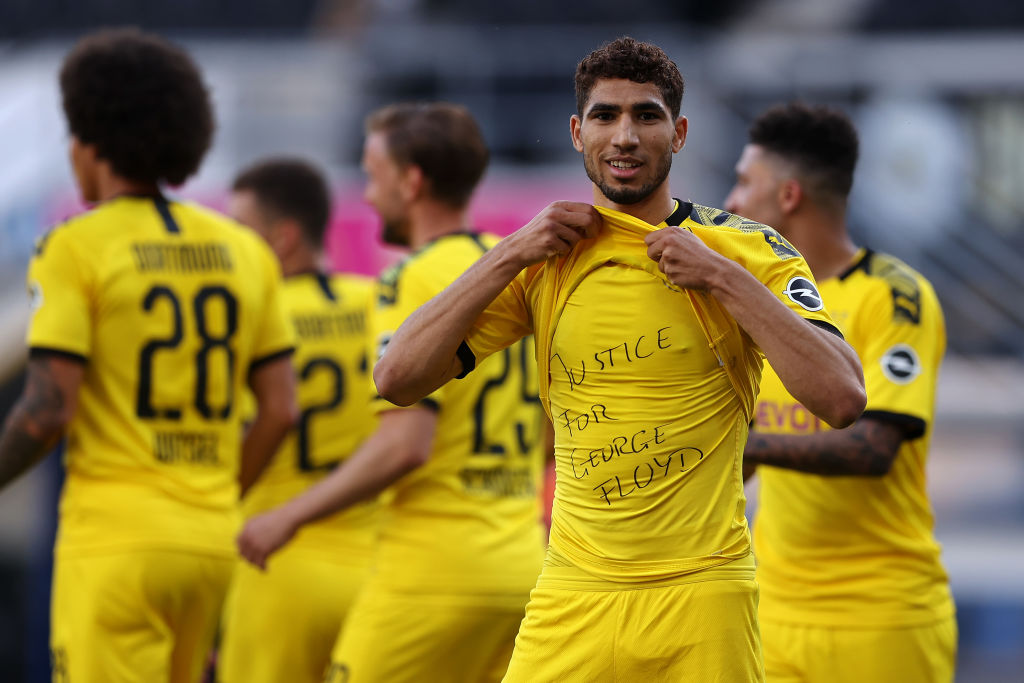 Achraf Hakimi festeja su gol pidiendo justicia