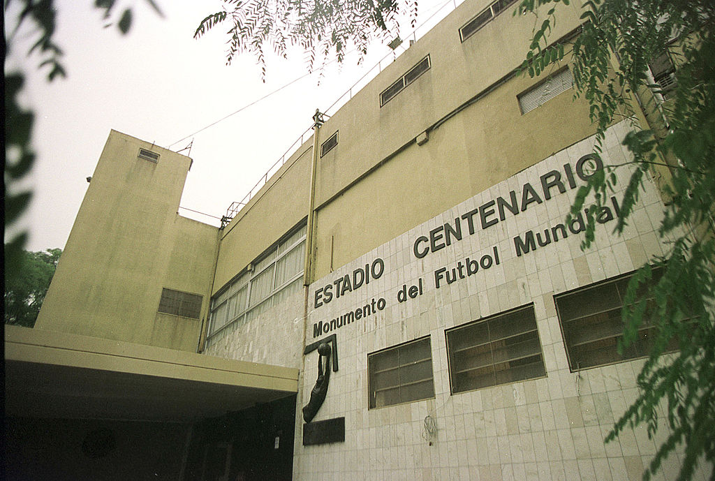 Uno de los ingresos al Estadio Centenario de Montevideo