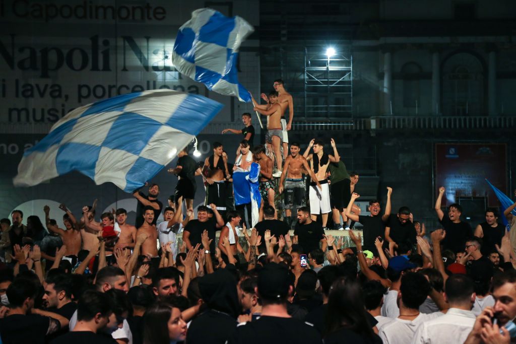 La madrugada en Nápoles tuvo las calles llenas de hinchas