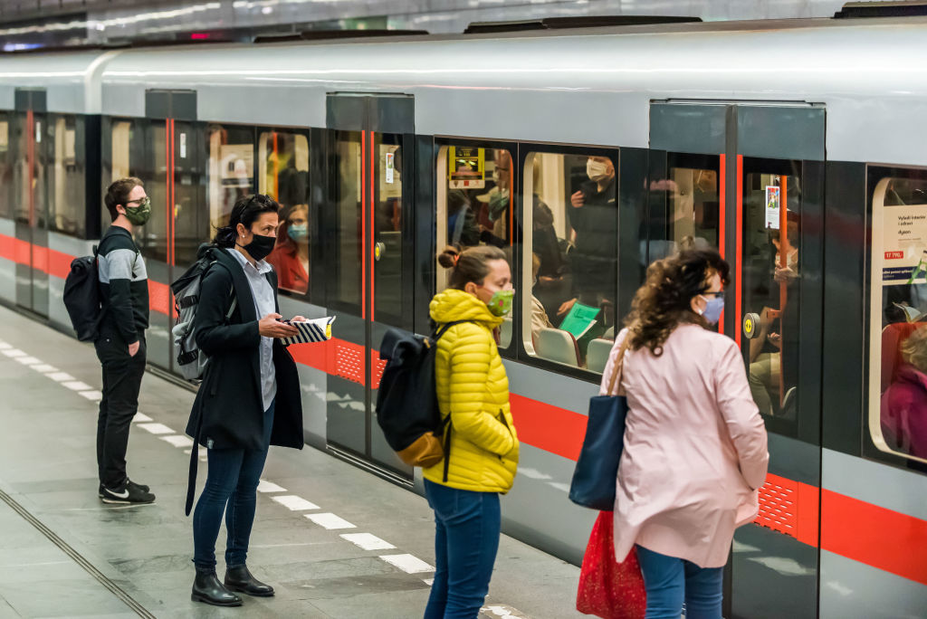 Pasajeros utilizan mascarillas en el metro de Praga