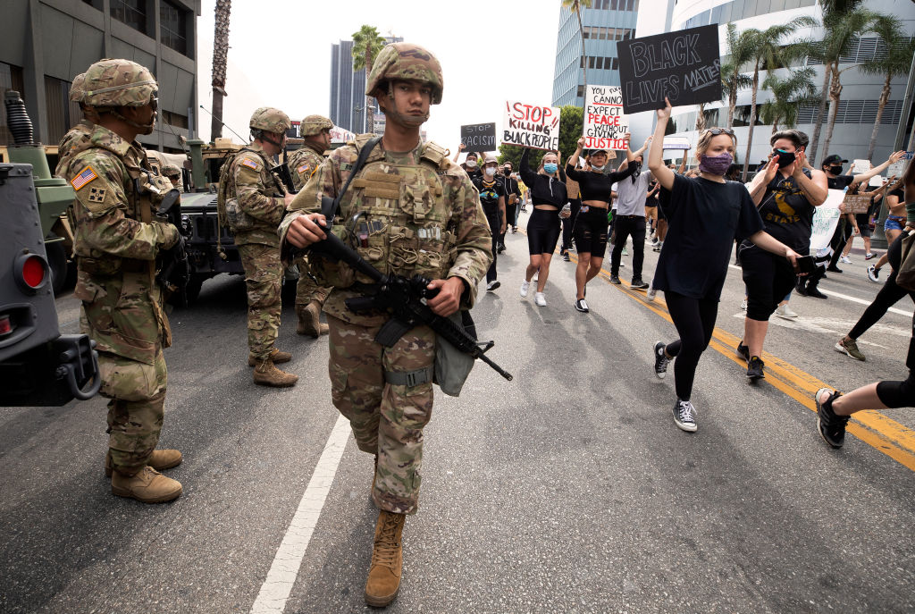 Militares observan una manifestación en Los Angeles