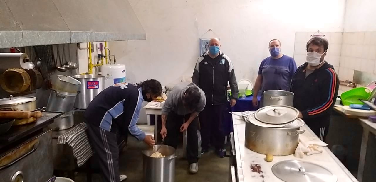 Racing Club entrega viandas de comida en su sede de Buenos Aires