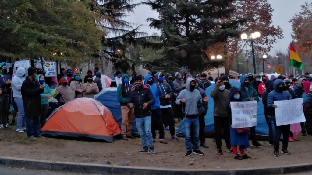 Alrededor de 600 bolivianos protestaron en las afueras del consulado en Santiago