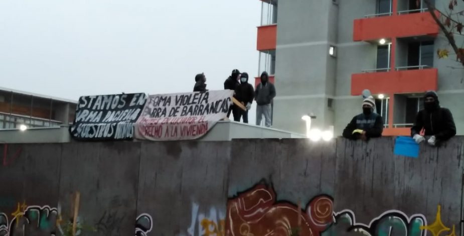 Grupo de personas se tomó proyecto de departamentos en Cerro Navia: acusan cambio en postulaciones