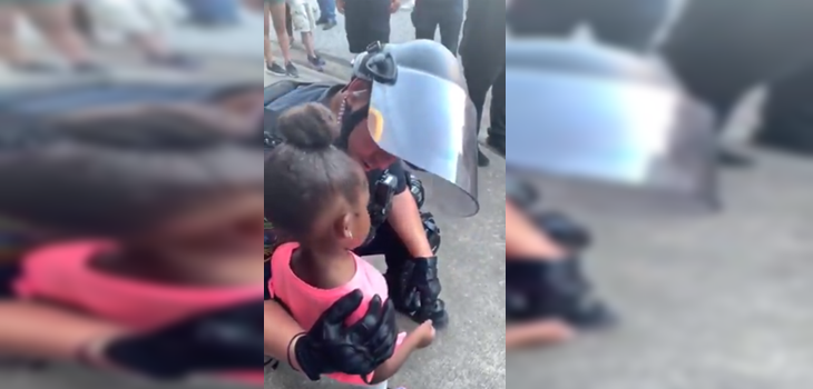 "¿Nos vas a disparar?": Niña de 5 años se hizo viral por increpar a policía en Estados Unidos