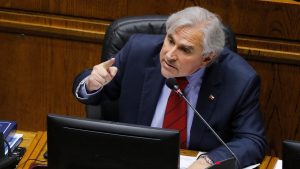 Senador Iván Moreira aseguró que el Gobierno envía informes para que parlamentarios voten en contra de proyectos "inconstitucionales"