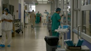 Senado aprobó que médicos cirujanos titulados puedan ejercer en el sistema público sin haber rendido examen de certificación