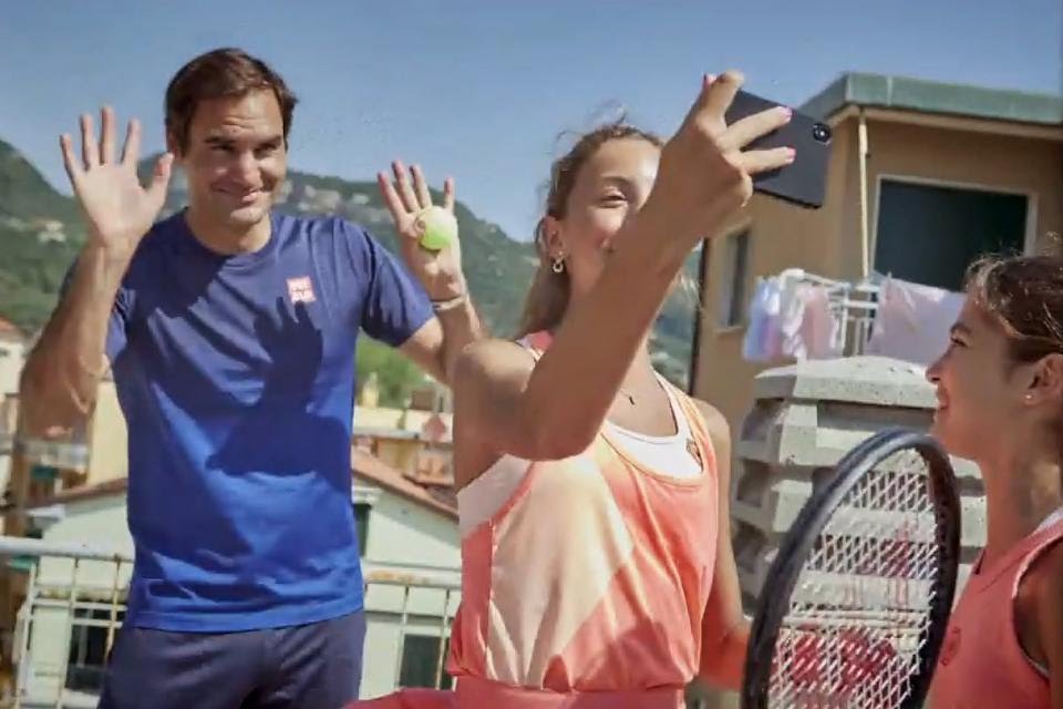 Roger Federer sorprende con genial publicidad con tenistas que jugaban en sus terrazas