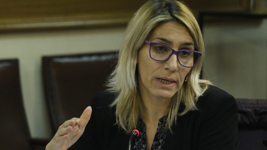 Erika Olivera votó a favor de retiro de fondos de AFP y recibió aplausos por su intervención: "Sé lo que es pasar hambre y frío"