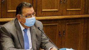 Senador Rabindranath Quinteros será interrogado por viajar a Puerto Montt sin esperar el resultado de su examen PCR