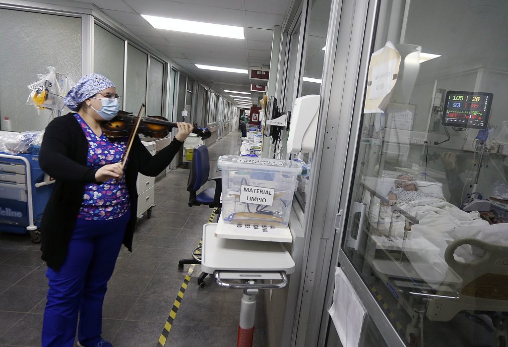 "La violinista en el pasillo": Enfermera del Hospital El Pino regala melodías en violín a sus pacientes: "Lo que viven es extremo. Por eso, les doy esperanza de que van a salir bien de aquí"