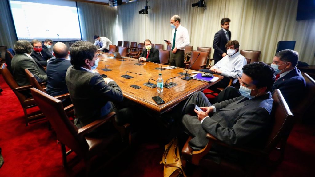 Ministros se reunieron con parlamentarios de Chile Vamos para lograr rechazo de proyecto de retiro de fondos en la Cámara