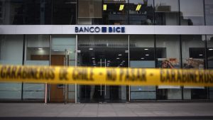 Solitario ladrón robó millonario pozo de sucursal de banco en Las Condes