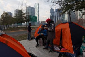 Cerca de 70 ciudadanos bolivianos acampan fuera del Consulado buscando regresar al país altiplánico