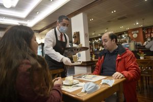Imagen de autoridades tomando café en Valdivia causó críticas por manejo de mascarillas