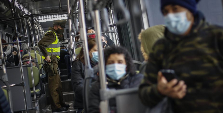 Estudio reveló que trabajadoras de casa particular y por cuenta propia son quienes más usan el transporte público en pandemia
