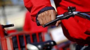 Correos de Chile y restricciones del mercado: "Al día de hoy tenemos un millón de envíos esperando a ser ingresados"