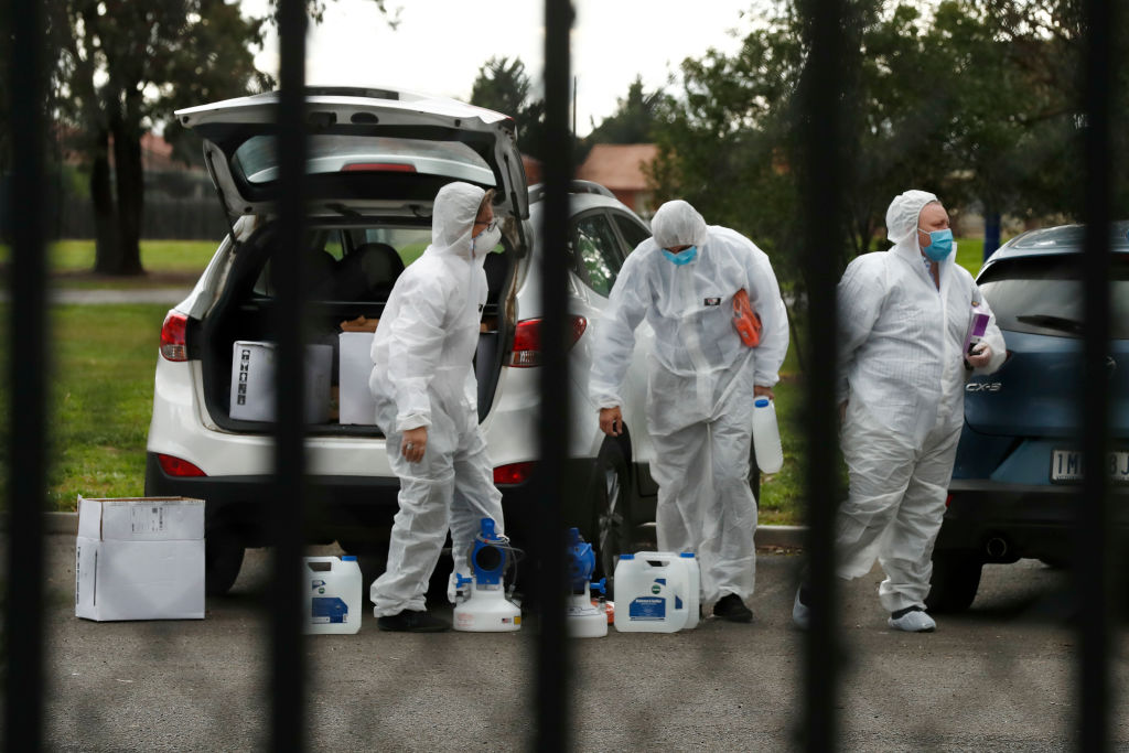 Trabajadores desinfectan instalaciones en Melbourne