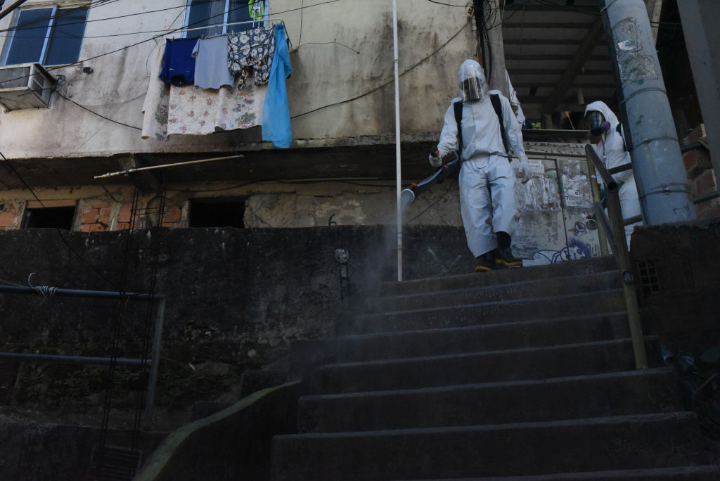 Trabajadores desinfectan las calles de Río de Janeiro