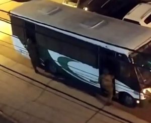 Vecinos de la Villa Olímpica de Ñuñoa denuncian a Carabineros por presuntas torturas en bus policial no regular
