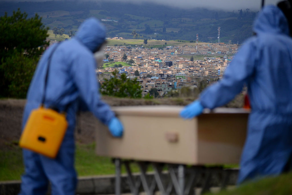 Trabajadores llevan a una víctima del Covid-19 en Bogotá
