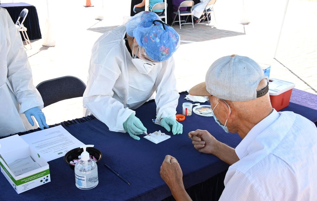 Trabajadores de la salud realizan exámenes del Covid-19 en EEUU