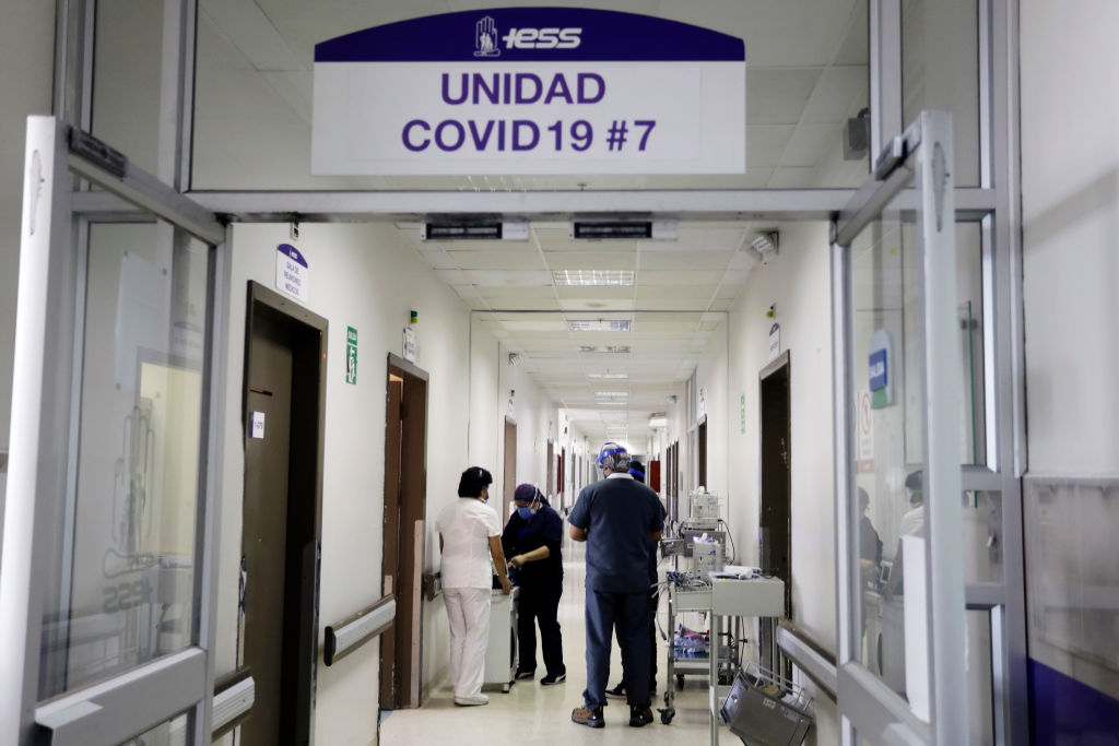 Trabajadores de la salud en el Hospital Carlos Andrade Marín de Quito