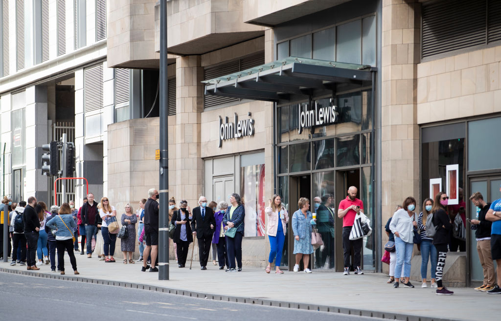 Las personas esperan ingresar a una tienda comercial en Escocia