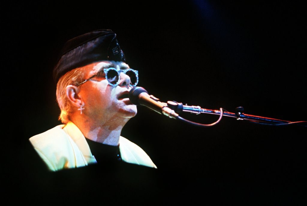 Elton John llevará sus conciertos a YouTube para recaudar fondos para su fundación