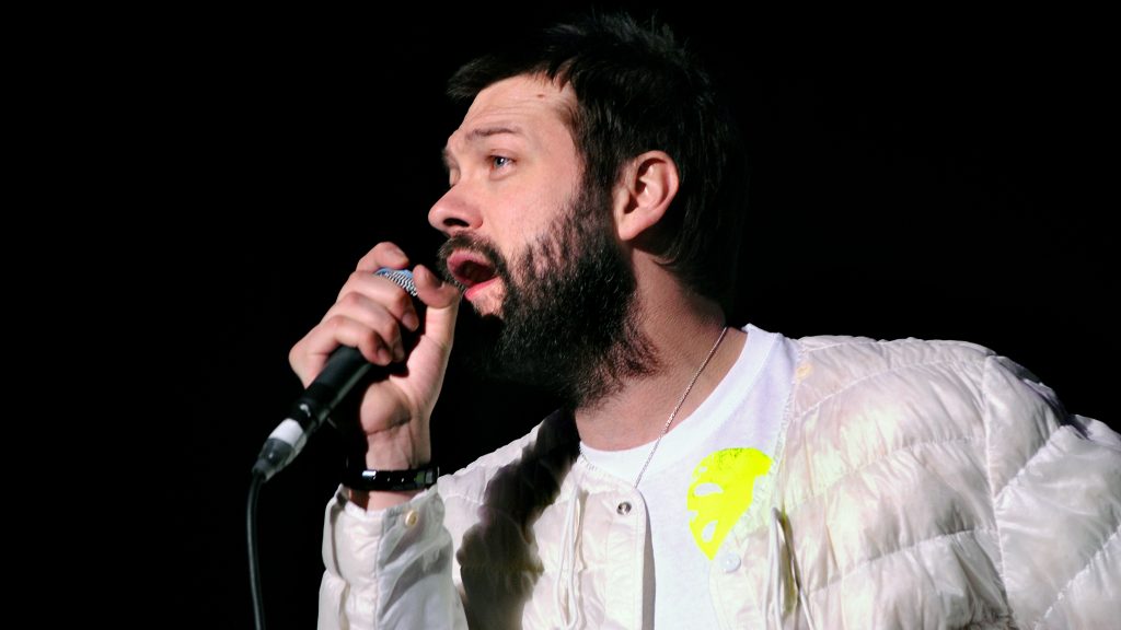 Tom Meighan, exvocalista de Kasabian, es condenado por agredir físicamente a su expareja