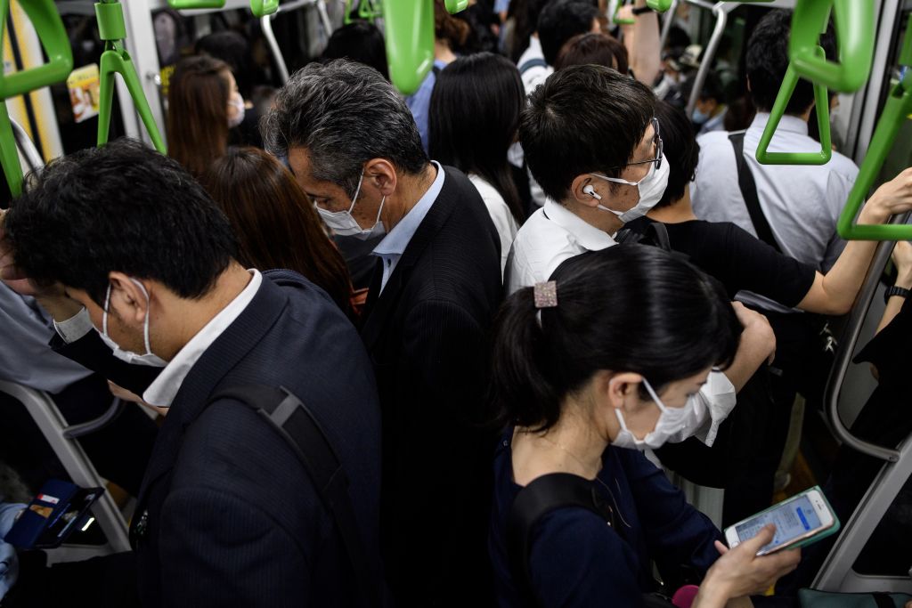 El metro con pasajeros en la capital de Japón