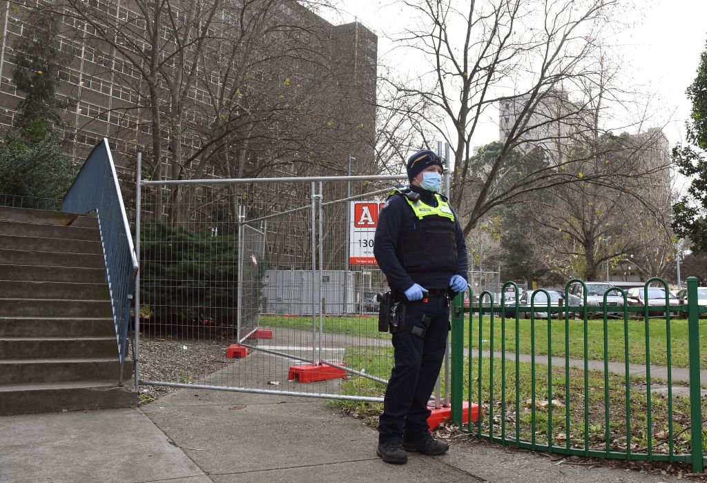 Un policía custodia que se cumpla la cuarentena en Melbourne