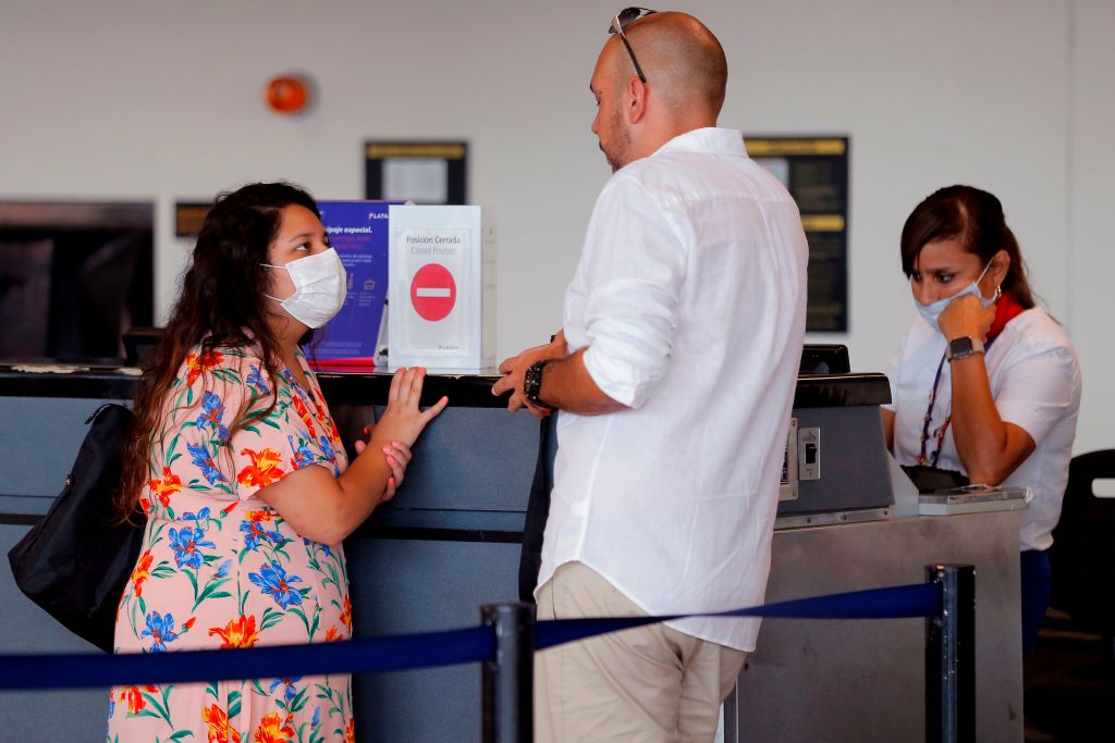 Una pasajera solicita ayuda en el aeropuerto Jorge Chávez