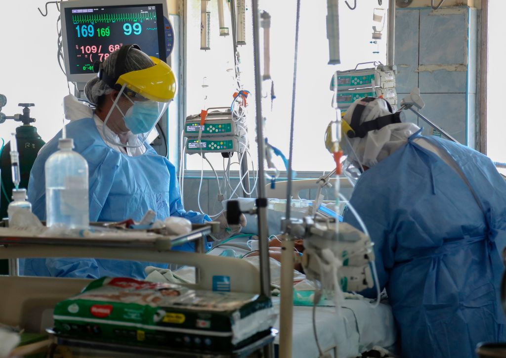 Trabajadores de la salud cuidan a un niño infectado de Covid-19 en Perú