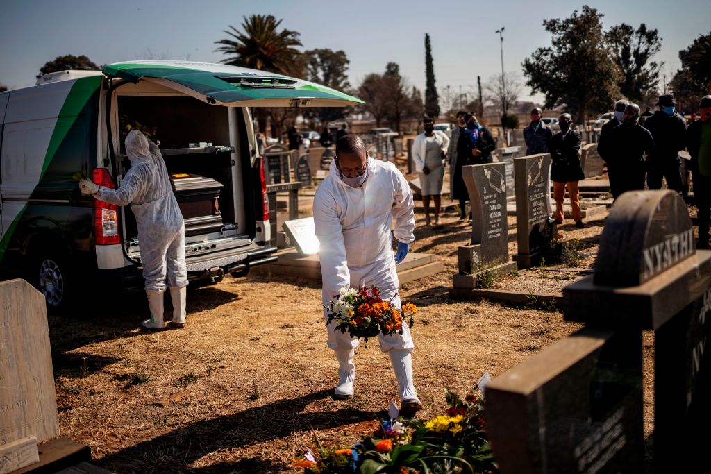 Víctima del Covid-19 es enterrada en Sudáfrica